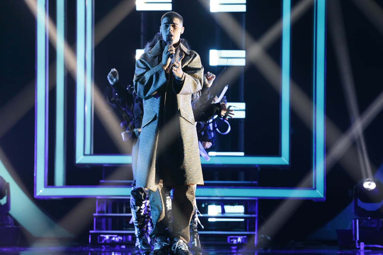 Con sus dos temas: ‘Aventura’ y ‘Soltera’, el joven intérprete puso el ambiente en el escenario.