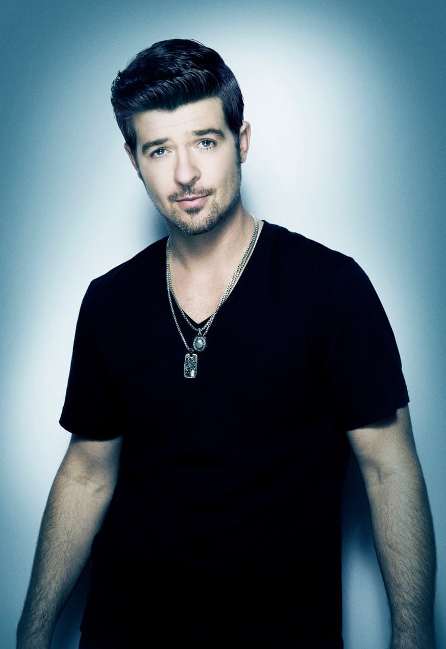 Robin Thicke, quien se diera a conocer por su canción 'Blurred Lines', se integrará para hacer un súper show junto a Pitbull.