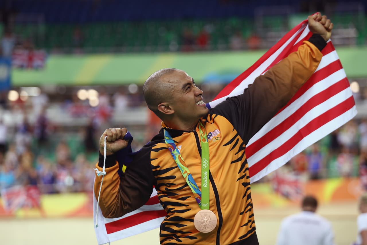 La medalla de oro individual se lleva $237,000 dólares, la plata
<b> </b>71,000 dólares y la de bronce 24,000 por bronce más aproximadamente 1,200, 700 o 470 dólares mensuales. De igual forma, los atletas paralímpicos reciben la misma cantidad.