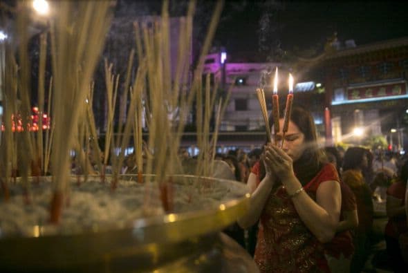 Las antiguas costumbres del Año Nuevo chino incluyen el "hongbao" o entrega de dinero en un sobre rojo a los allegados o a los empleados.