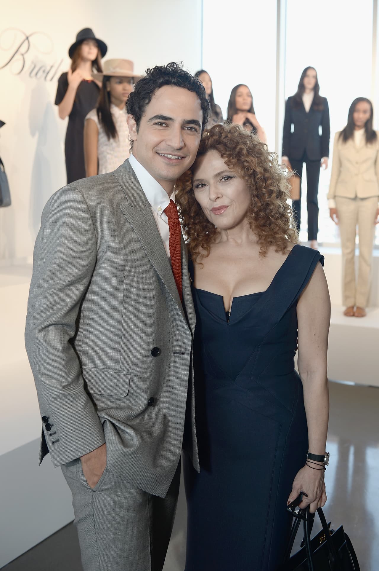 La talentosa y premiada actriz Bernadette Peters, protagonista de varias puestas en escena de Broadway, también fue a acompañar a Posen al evento.