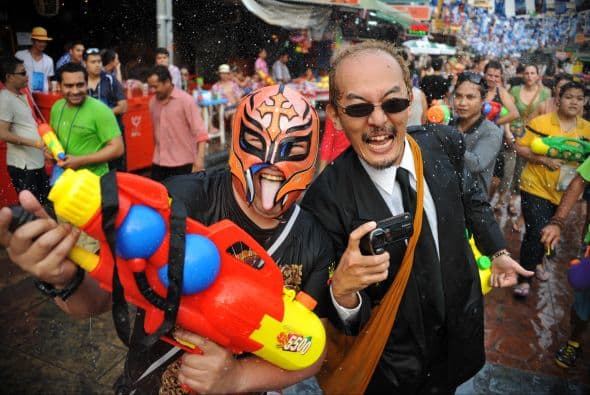 Un poco más tarde, todas las familias acuden a las orillas de los ríos para levantar juntos pagodas de arena.