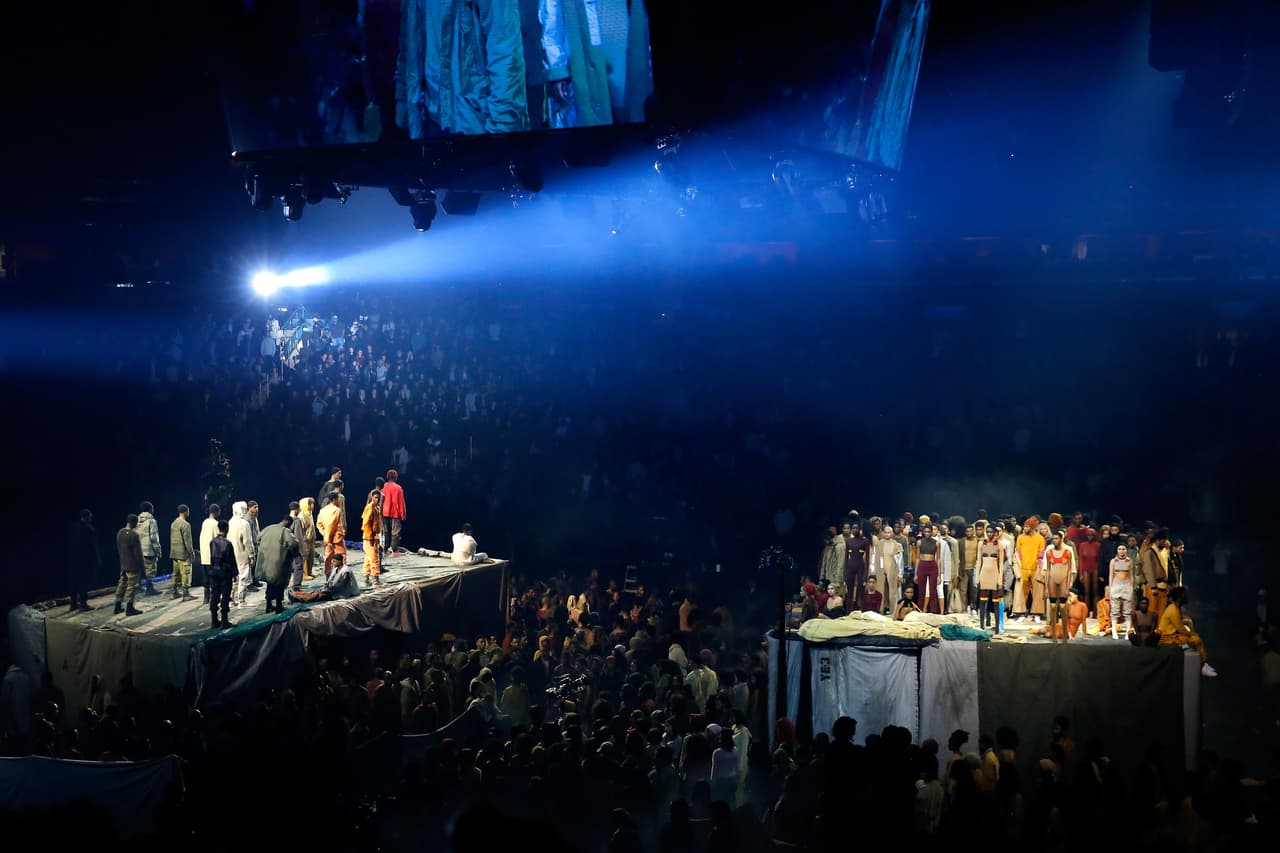 Dos enormes plataformas cuadradas y elevadas del suelo fueron los escenarios para el desfile que el rapero Kanye West creó con su dupla creativa, Vanessa Beecroft, la polémica performista italiana.