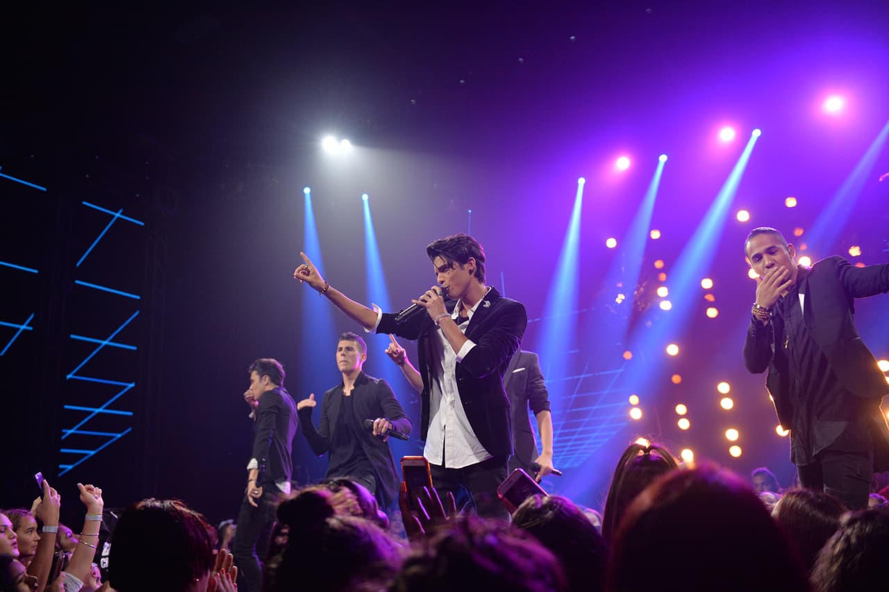 We all love CNCO! Eric, Zabdiel, Christopher, Joel y Richard cantaron sus éxitos "Tan fácil" y "Quisiera", si te perdiste la presentación
<a href="http://www.univision.com/shows/la-banda/cnco-regreso-a-la-banda-y-canto-tan-facil-y-quisiera-video" target="_blank"><b>aquí </b></a>la puedes ver una y otra vez.