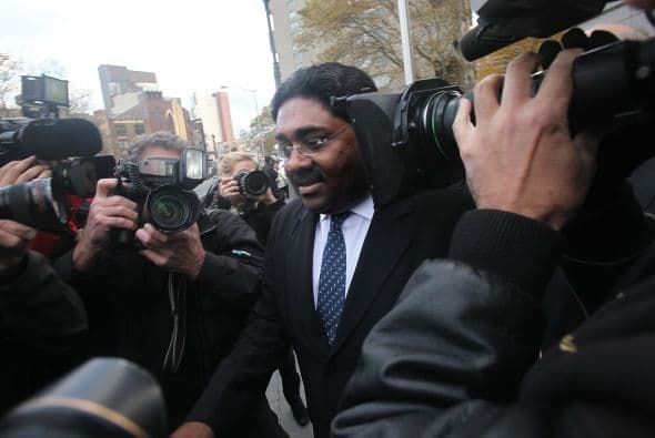 Entre las personas que este año han abandonado el club de los 400 más ricos de Estados Unidos se encuentra Raj Rajaratnam, el fundador de Galleon Group, que se enfrenta a 185 años de prisión acusado por un fraude por uso de información privilegiada que las autoridades definen como el mayor jamás perpetrado por un fondo de alto riesgo.