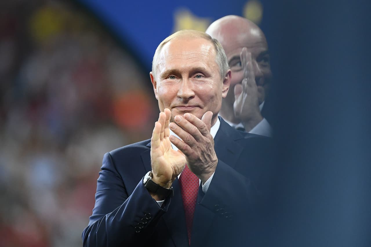 <b>Vladimir Putin. </b>El presidente ruso logró una victoria aplastante en las elecciones presidenciales de marzo de 2018. Con esto extendió su mandato por otros seis años mientras en
<a href="https://www.univision.com/noticias/politica/trump-y-putin-tienen-una-conversacion-informal-en-la-reunion-del-g-20-en-buenos-aires"> EEUU se investiga sobre la comprobada intervención de su gobierno en las elecciones presidenciales de 2016</a>, Reino Unido denunció que
<a href="https://www.univision.com/noticias/espionaje/un-exespia-ruso-esta-grave-en-un-hospital-tras-aspirar-una-sustancia-desconocida">Rusia envenenó al exespía soviético Sergei Skripal en su territorio</a> y aumentó la tensión entre este país y Ucrania.