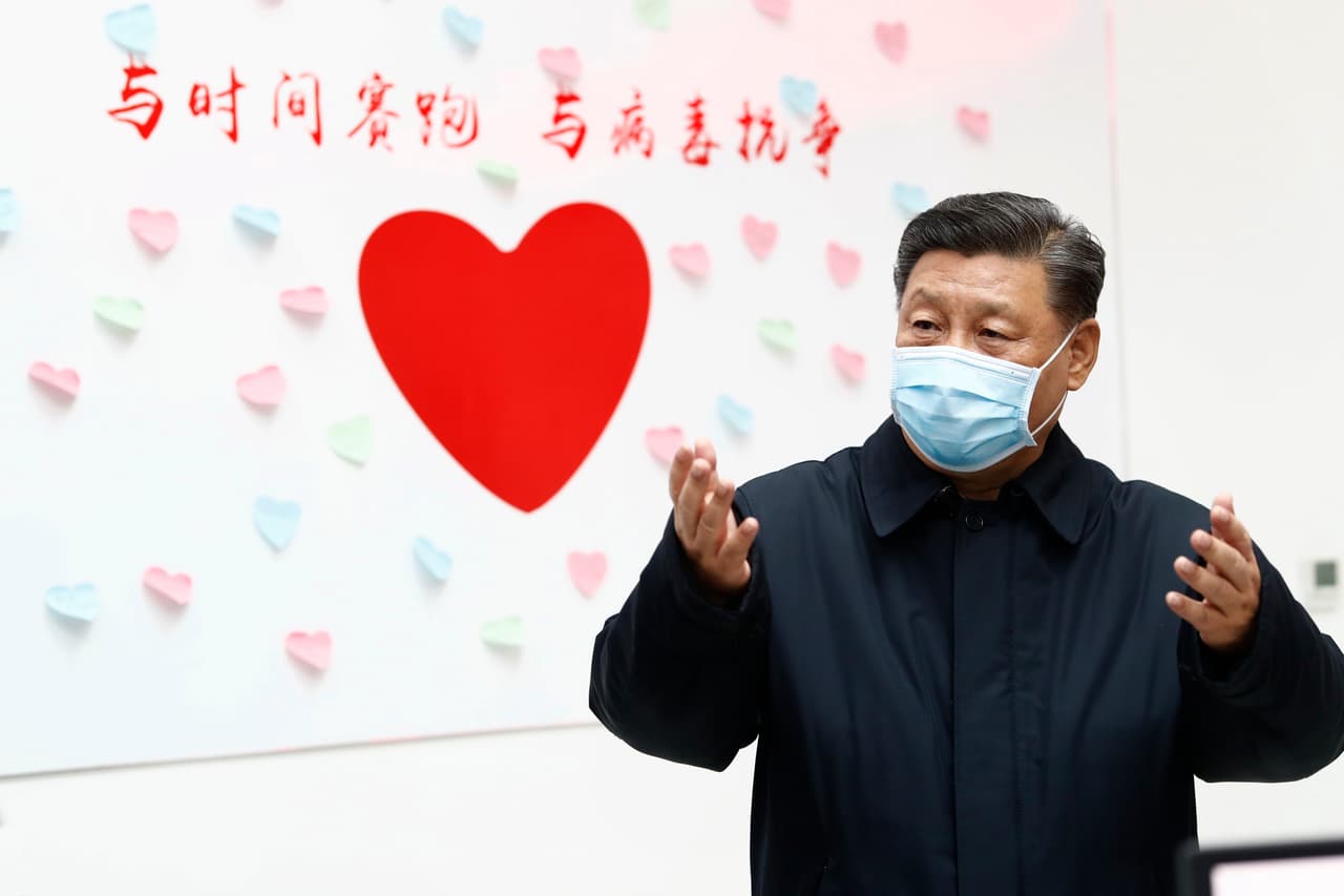 El presidente chino Xi Jinping visita un centro para control y prevención de enfermedades en Pekín.