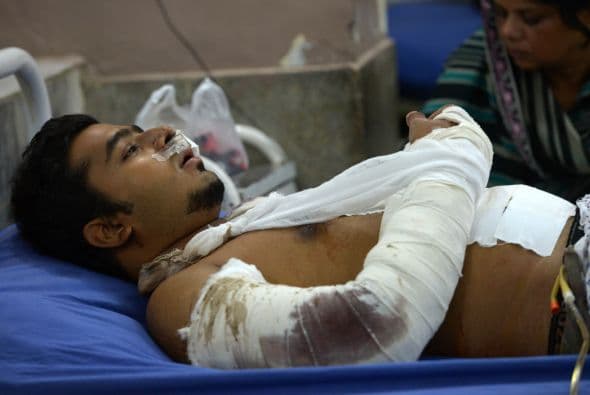 Pakistán amaneció conmocionado por la peor matanza cometida por los talibanes contra la comunidad cristiana, que costó la vida a más de ochenta personas y pone en jaque la estrategia de diálogo del Gobierno con los radicales. El último recuento ha elevado a 82 el número de fallecidos, que aún puede subir dado el estado crítico de varios de los más de 140 heridos ingresados en hospitales de la localidad noroccidental de Pesháwar, en una de cuyas iglesias se produjo la masacre. "No teníamos palabras ante el horror que teníamos delante", explicó hoy a Efe el director de la Liga Interconfesional de Pakistán (APIL), el cristiano Sayid Ishaq, quien visitó ayer junto a diversas autoridades regionales a las víctimas hospitalizadas. "No es solo un atentado contra nuestra minoría, sino también contra la humanidad de este país", dijo Ishaq, quien calificó la situación tras el ataque "como la peor sufrida hasta ahora por los cristianos paquistaníes".