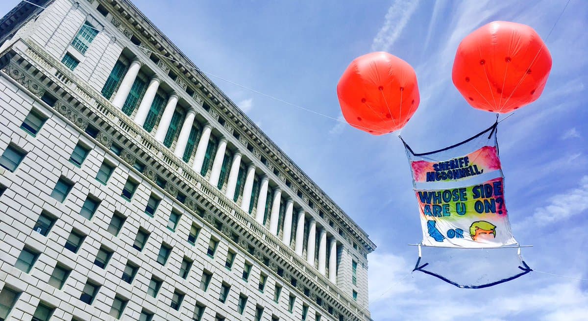 ¿De qué lado estás? La pregunta al Sheriff de Los Ángeles.