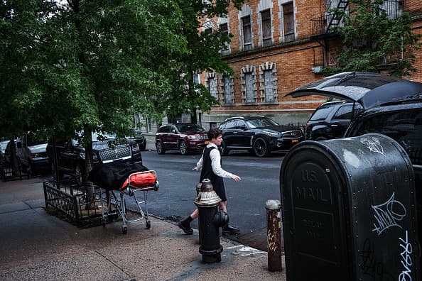 Lily Sage Weinrieb nació en Philadelphia y estudió en el American Academy McAllister Institute.