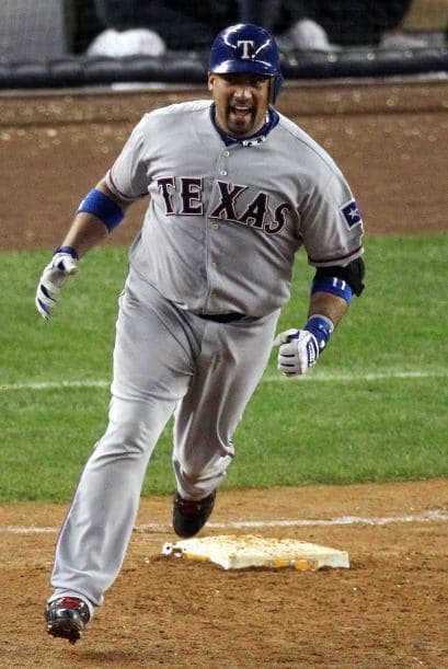 Bengie Molina se apareció en la sexta entrada con dos corredores en los senderos, para colocar los cartones 5-3 en favor de los texanos.