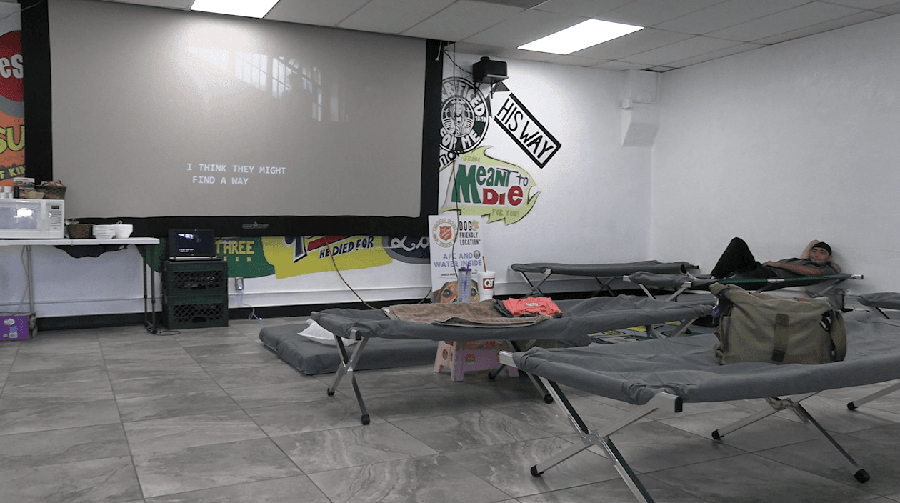 Una pantalla grande está prendida a lo largo del día para ver películas.
<br>