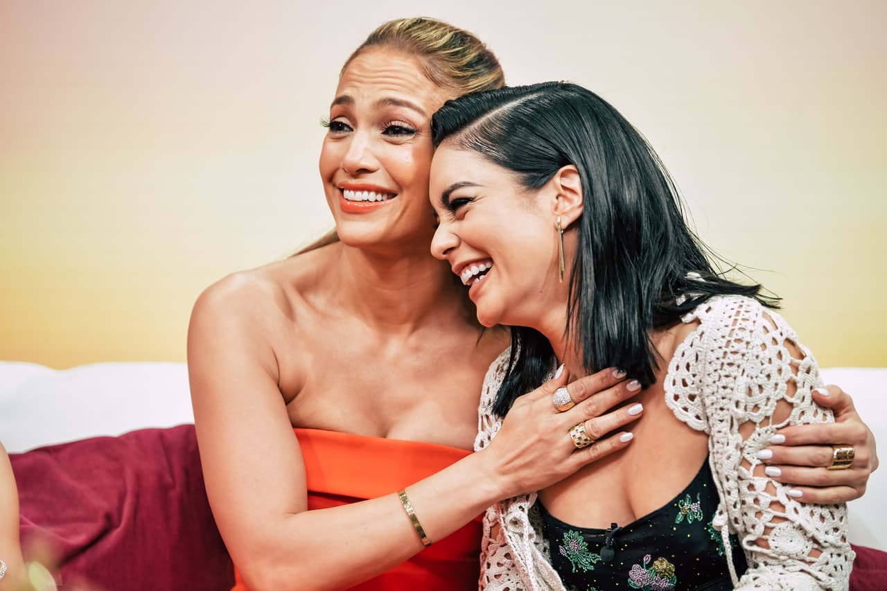 El maquillaje de Jlo también estaba creado en las mismas tonalidades, destacando el lipgloss de Mutah en naranja.