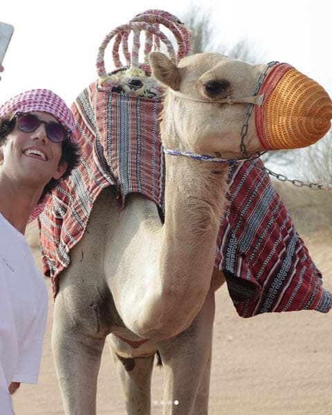 Lorenzo, el hijo mayor de la Flaca, no dejó de tomarse selfies con el dromedario.