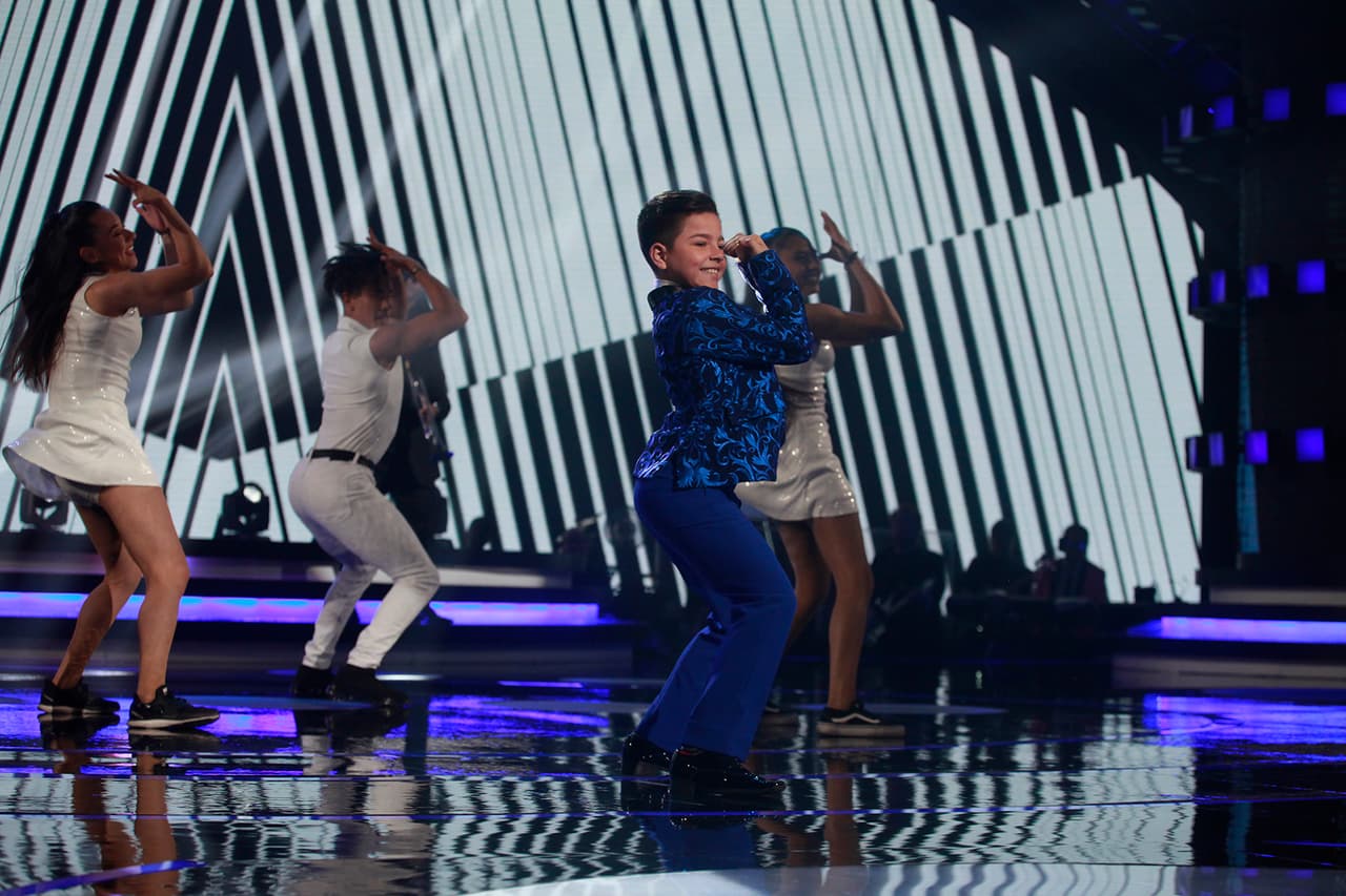 En esta ocasión los bailarines de los escuadrones se dividieron, uno presentaría una coreografía y otro participaría en el trenecito de baile.
<b><a href="https://www.univision.com/shows/pequenos-gigantes/al-mejor-estilo-de-livin-la-vida-loca-ruben-demostro-que-le-sobra-jicamo-video">Rubén fue el elegido para bailar al ritmo de Ricky Martin</a></b> con 'Livin la vida loca'; los jueces lo calificaron con 33.5 puntos.