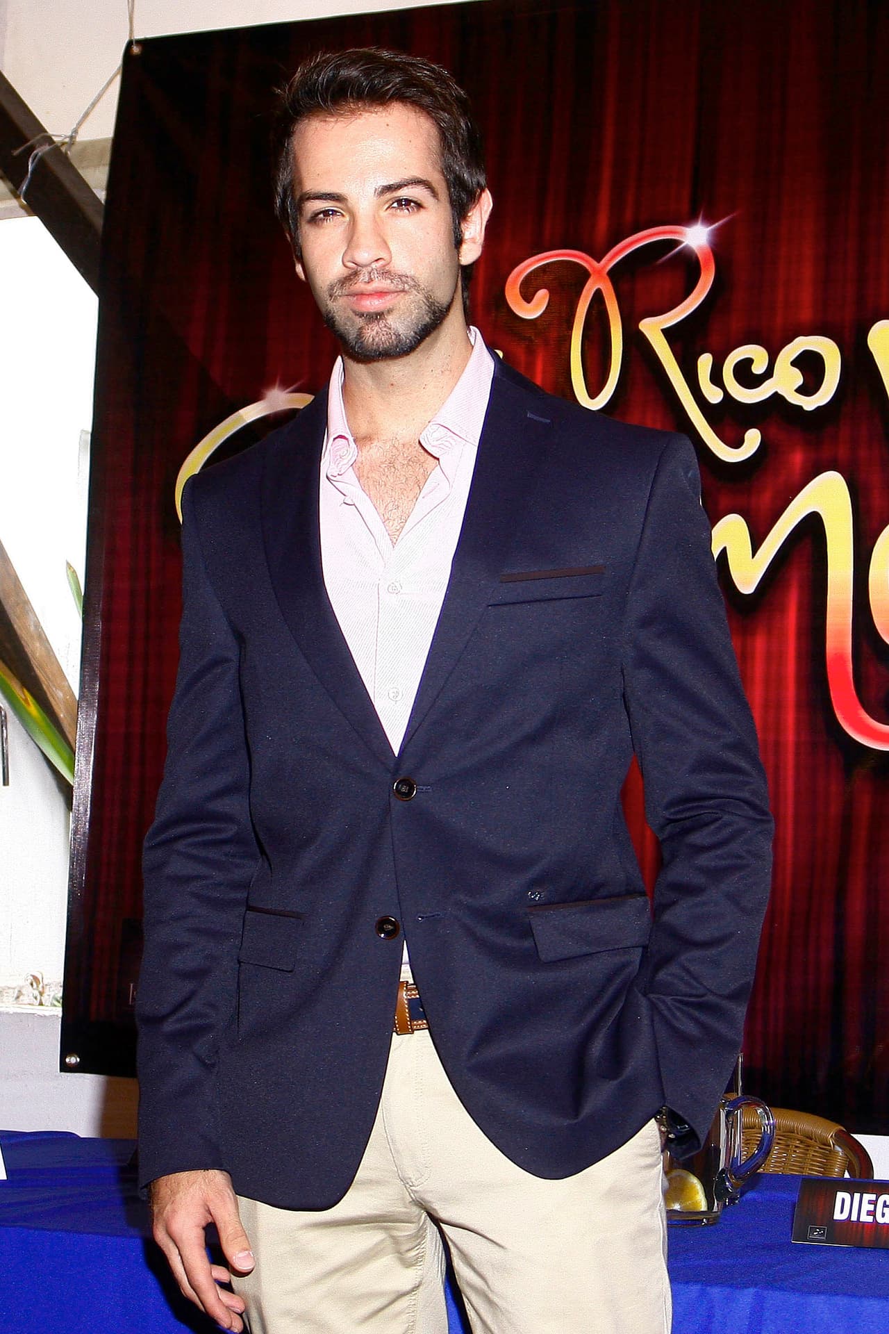 Pero logró ser reconocido por su gran trabajo en la telenovela “Qué pobres tan ricos” donde interpretó a “Leonardo Ruizpalacios”