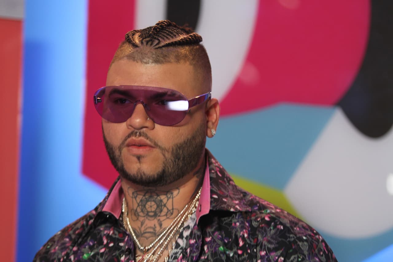 Una de las características de los cantantes del género reggaeton han sido las excentricidades con las que aparecen y la alfombra de Premios Juventud no fue la excepción. 
<br>