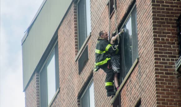 Heroico Rescate: bomberos salvan a una mujer de un edificio en llamas en Harlem