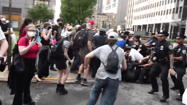 El Departamento de Seguridad Nacional informó que sus oficiales están cumpliendo con su trabajo al remover amenazas a la seguridad pública y hacer cumplir las leyes de inmigración.