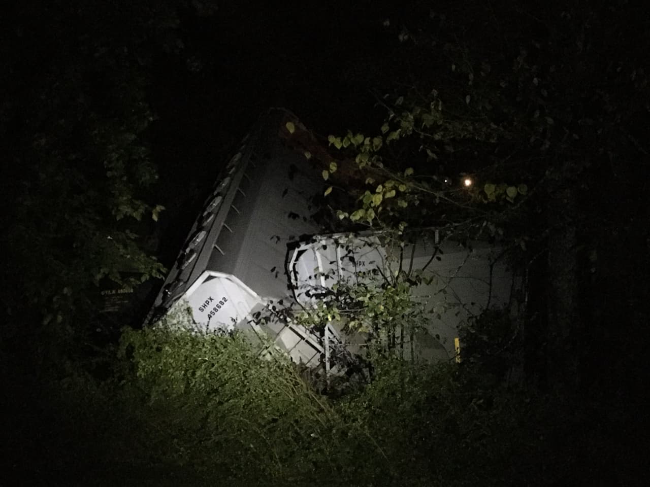 Unos 37 vagones se descarrilaron cerca de la 1:45 am y las autoridades tuvieron que cerrar desde Main Street hasta Harmony Grove Road.