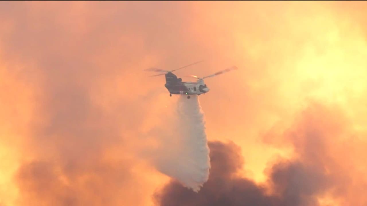 Bomberos continúan batallando incendio en Malibú: 100 casas bajo amenaza