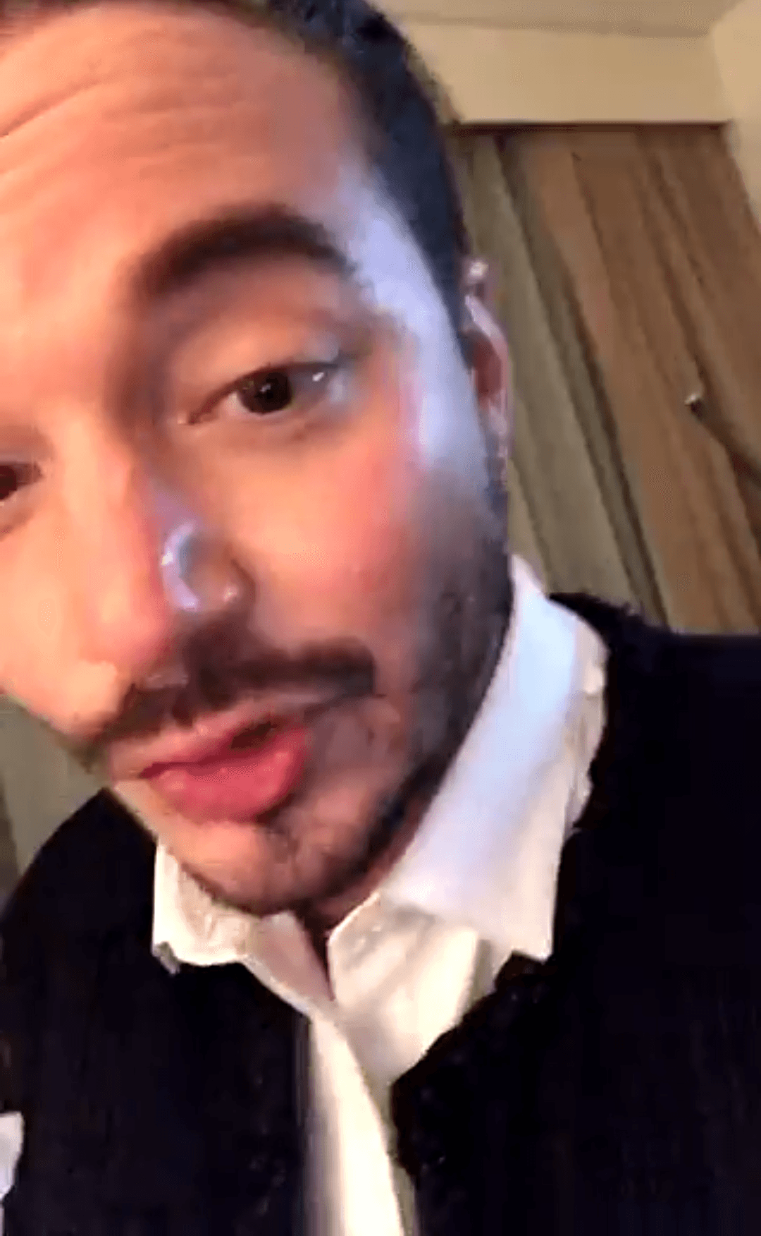 Rápidamente se despidió de los fans, de la Familia, y se desconectó.