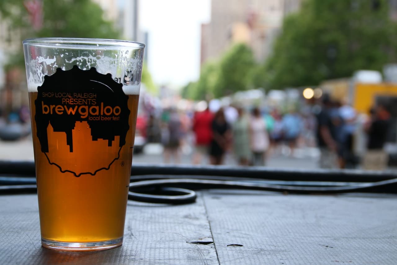 <b><a href="https://shoplocalraleigh.org/brewgaloo/">Brewgaloo (22 y 23 de abril)</a></b>: Es el festival de cerveza artesanal más grande de Carolina del Norte, que cuenta con 100 cervecerías, 50 camiones de comida y atrae a 30,000 personas, Brewgaloo se apodera del centro de Raleigh durante dos días cada abril.