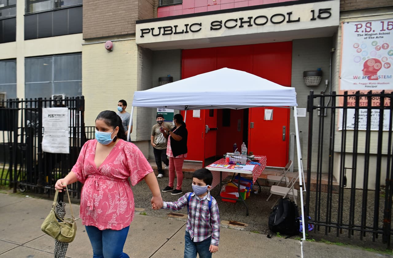 No se están cumpliendo los protocolos en escuela de Brooklyn donde maestra dio positivo por coronavirus, denuncian docentes