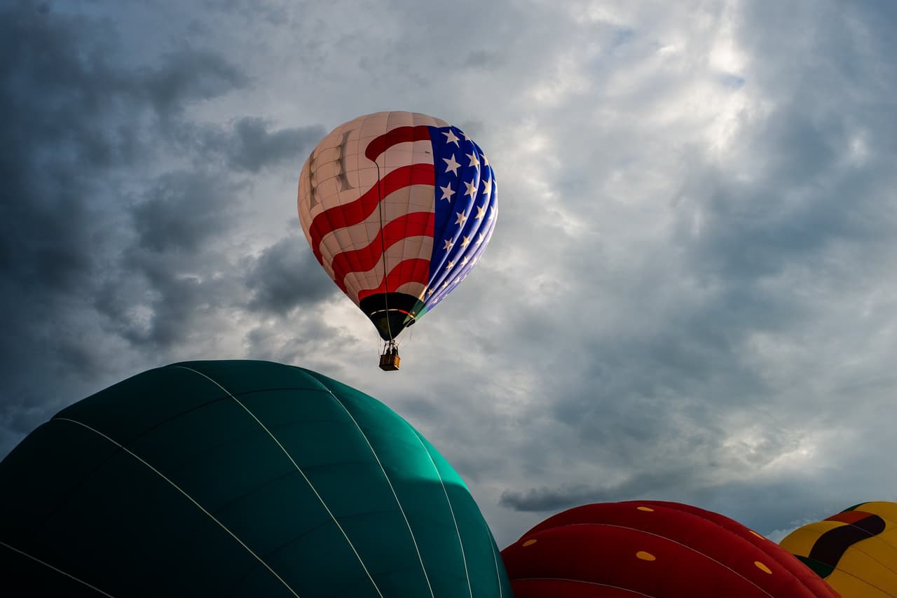 Los globos aerostáticos vuelan a una altura entre
<b>150 y 800 metros</b>, pero algunos pueden alcanzar hasta los
<b>10 mil pies de altitud</b>, la misma que un avión comercial.