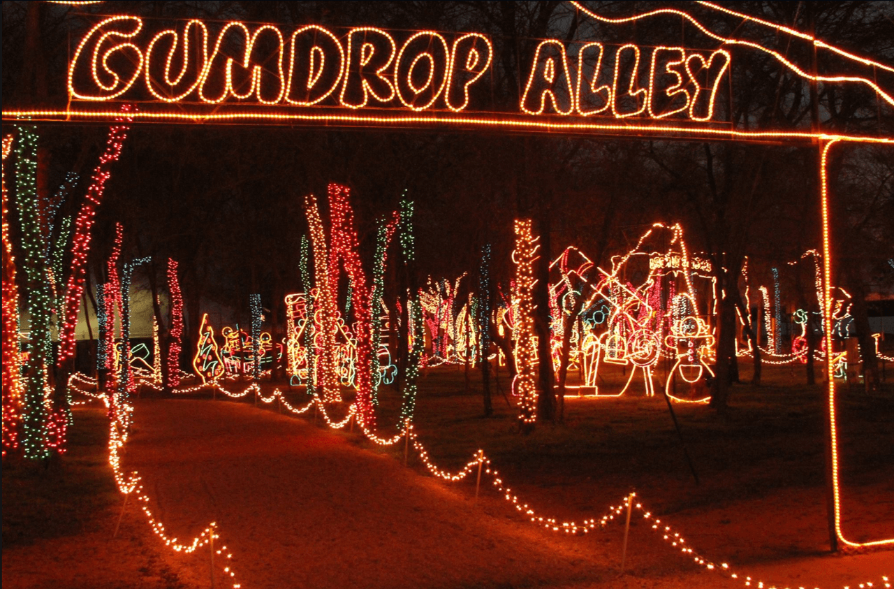 <b>Prairie Lights. </b>Retorna el espectáculo en Grand Prairie con dos millas repletas de 4 millones de luces, del 23 de noviembre al 31 de diciembre. Puede bajarse en la mitad del recorrida para tomarse una foto con Santa o comerse algo. Este año también habrá un laberinto con decoraciones alusivas a la nieve. Se pueden comprar pases especiales para acelerar la entrada, ya que se hacen filas que pueden durar horas. El precio regular es de $35-$45 por auto. Más información 
<a href="https://prairielights.org/home/about/">en su sitio</a>.