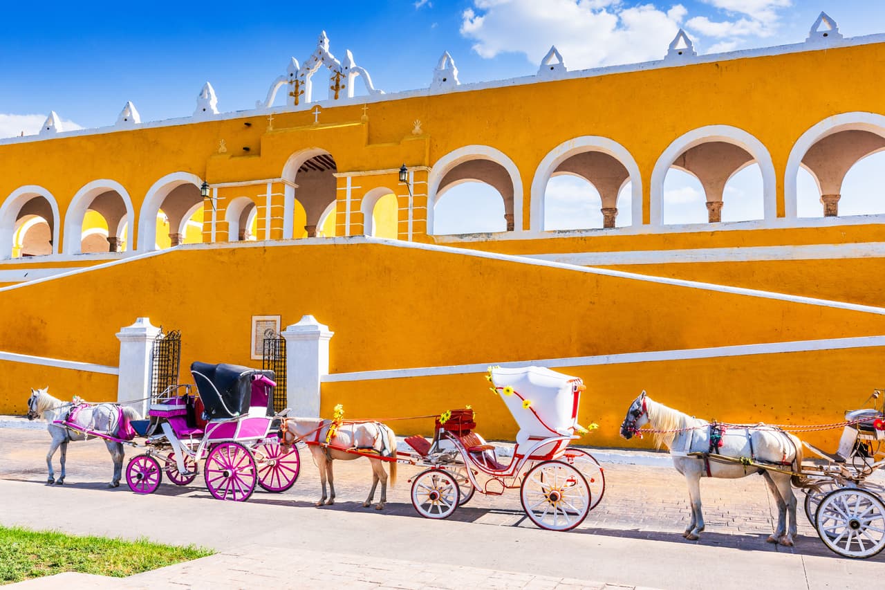 <b>Izamal, México</b>
<br>
<br>A una hora al este de Mérida, Yucatán, Izamal es conocida por sus edificios amarillo mostaza. Casi todas las estructuras a lo largo de las calles adoquinadas de la ciudad tienen diferentes tonos este color, desde las residencias hasta el mercado central. Allí también se puede conocer algunas ruinas mayas, incluida la pirámide Kinich Kakmó, justo en el medio de la ciudad.
<br>