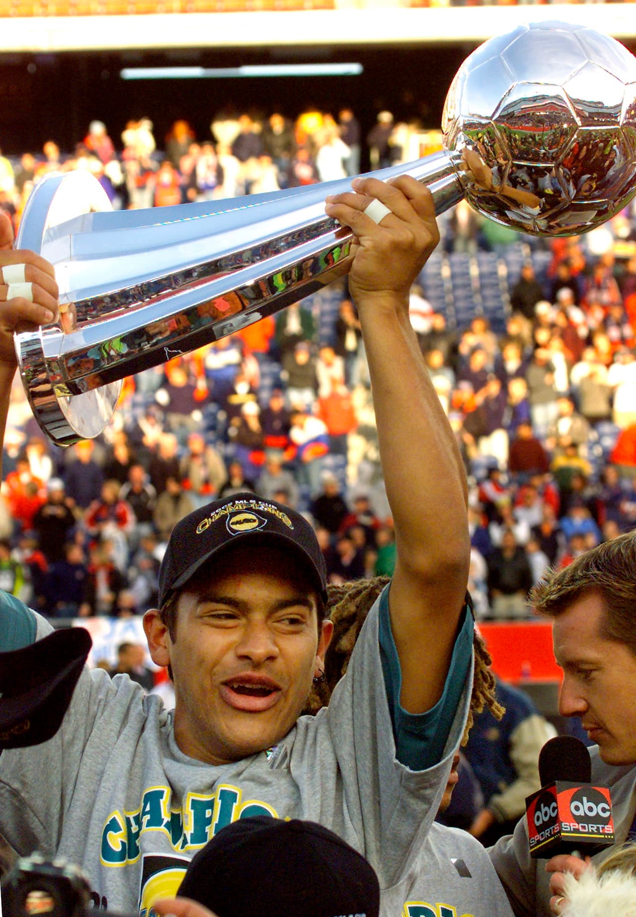 Carlos 'Pescadito' Ruiz -otra leyenda viva de la liga- levantó la MLS Cup en 2002 como futbolista de LA Galaxy. (Reuters)