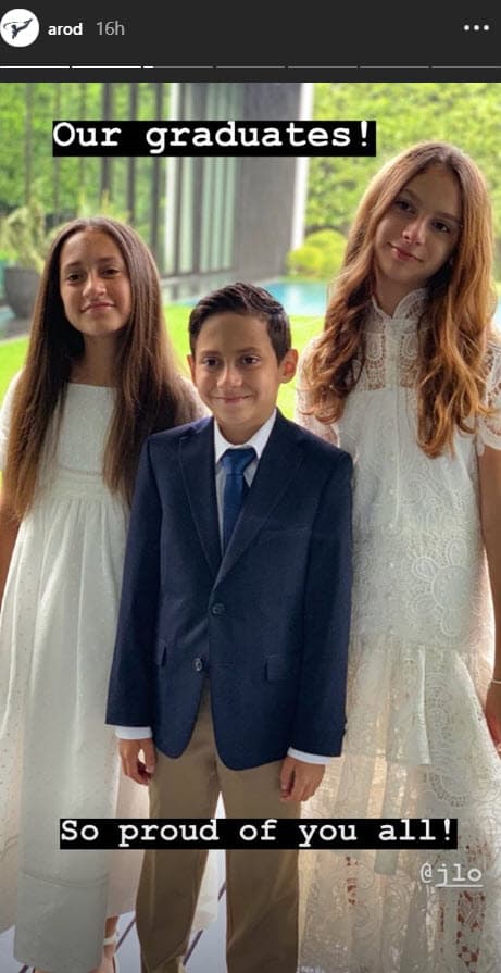 Las niñas usaron vestidos blancos largos, mientras que Max vistió 'slacks', camisa blanca y un saco azul marino, al igual que la corbata.
<br>