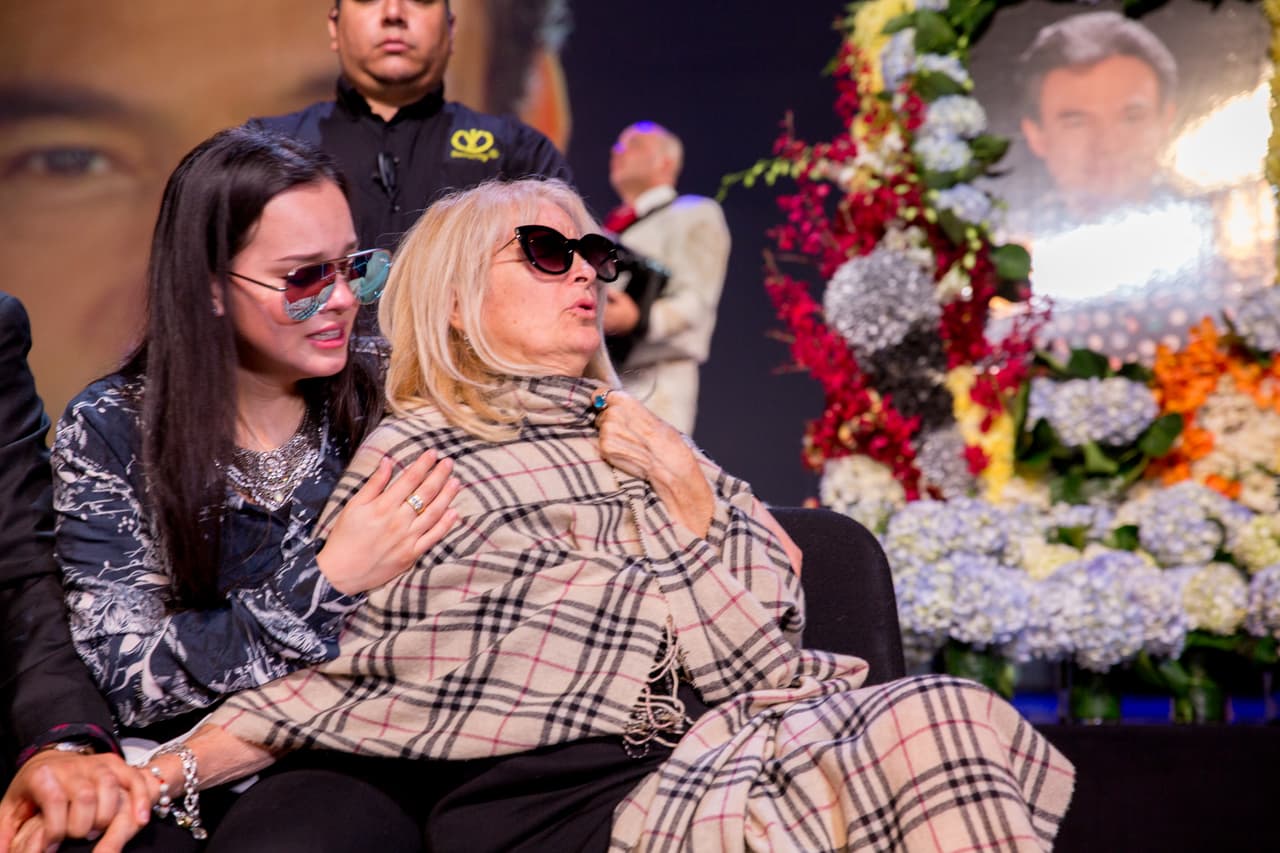 Pero el domingo, después de las exequias del popular cantante en Miami, y una vez terminada la ceremonia, comenzó de nuevo la controversia.