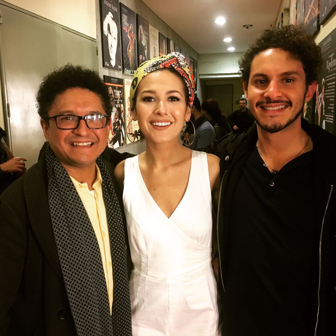Nella Rojas (C) posando junto a Santiago Prieto (D, Monsieur Periné) y Luis Pastor (I) después del concierto.