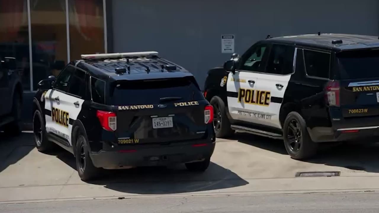 Arrestan a dos tras operativo en tienda de productos de vapeo en San Antonio