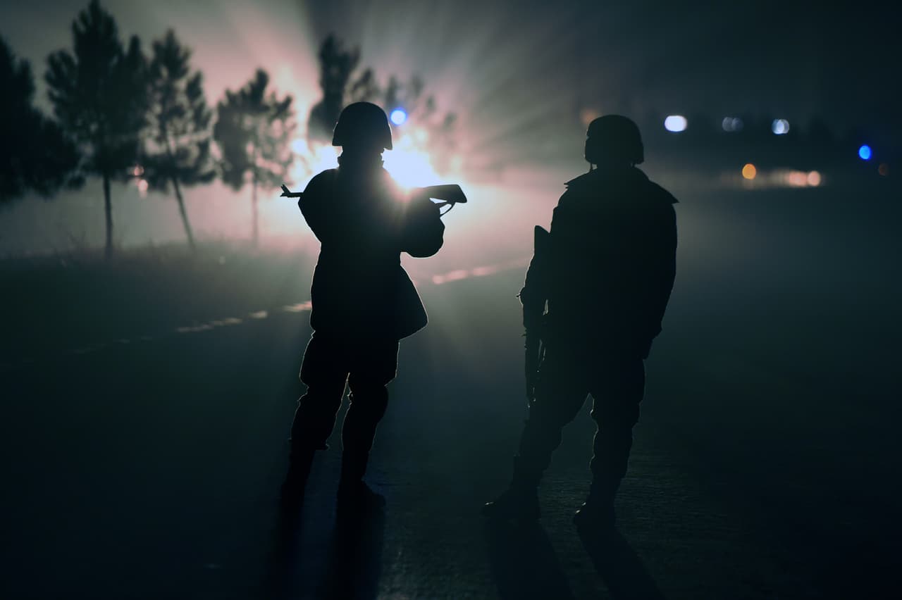 La fuerzas de seguridad afganas bloquean una carretera de Kabul, donde un atacante suicida explotó un auto bomba cerca de un complejo residencial de contratistas internacionales en 2014. El veterano fotógrafo dejó a seis hijos, incluyendo una pequeña de un mes.