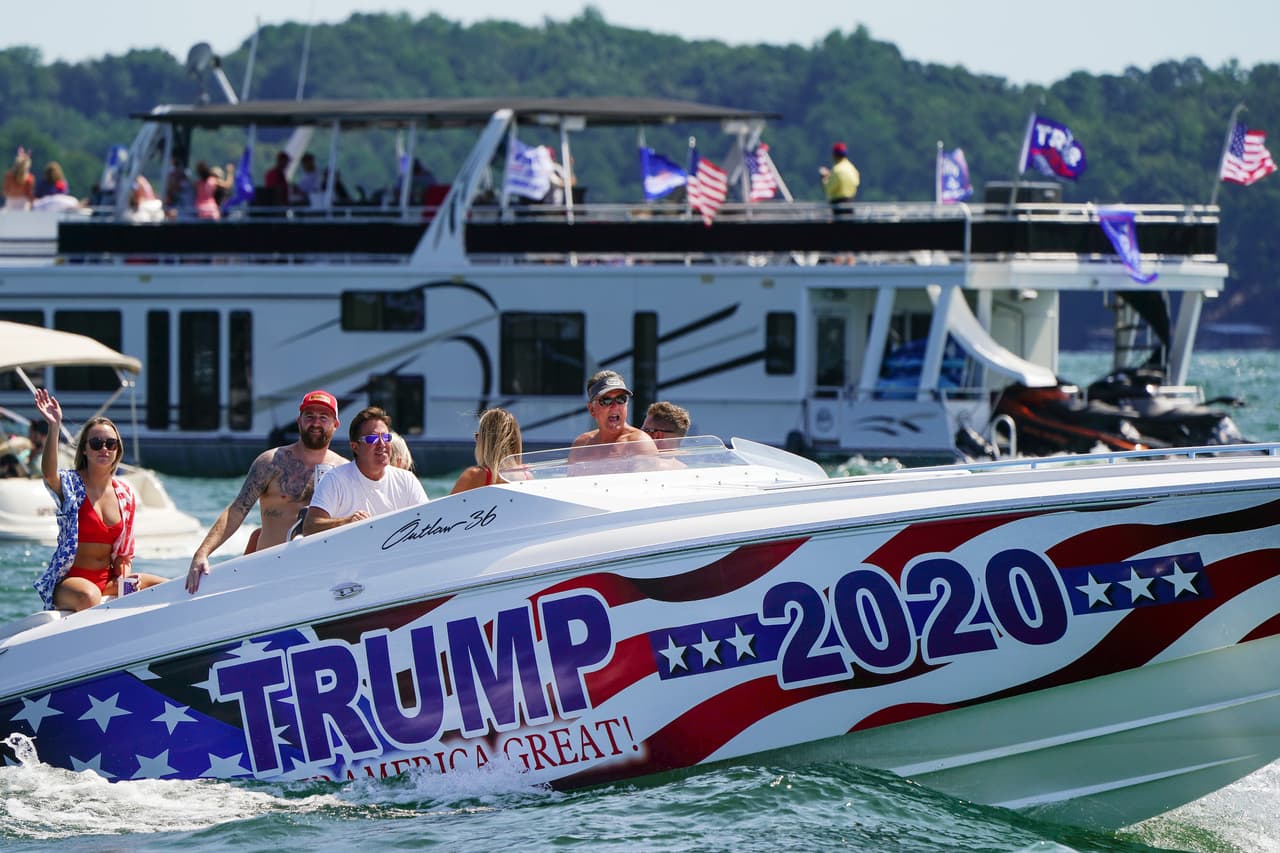 Se estima que 2.300 embarcaciones de diversas formas y tamaños, la mayoría con banderas estadounidenses y de Donald Trump cubrieron el agua en el lago Lanier durante el ‘Great American Boat Parade’.
