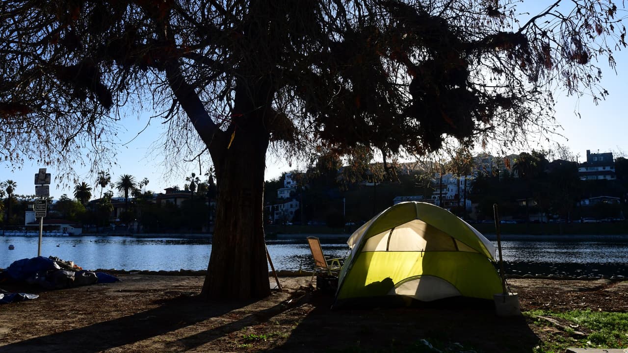 <b>O'Farrell</b> dijo que se seguirán las guías de los CDC y se reubicarán a las personas indigentes en albergues destinados para esta población. Además, escribió en su cuenta de
<a href="https://twitter.com/MitchOFarrell/status/1374192596231225347" target="_blank">Twitter</a> que el trabajo, que está en curso, busca "poner a los más vulnerables en un camino hacia el bienestar y la estabilidad al proporcionar un entorno seguro y protegido; y asegurar que Echo Park Lake siga siendo un espacio público para que todos disfruten durante el horario del parque".
