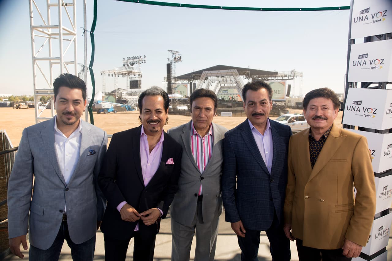 Los Tigres del Norte tras su ensayo en el escenario del Cross Border Xpress. (David Maris/Univision)