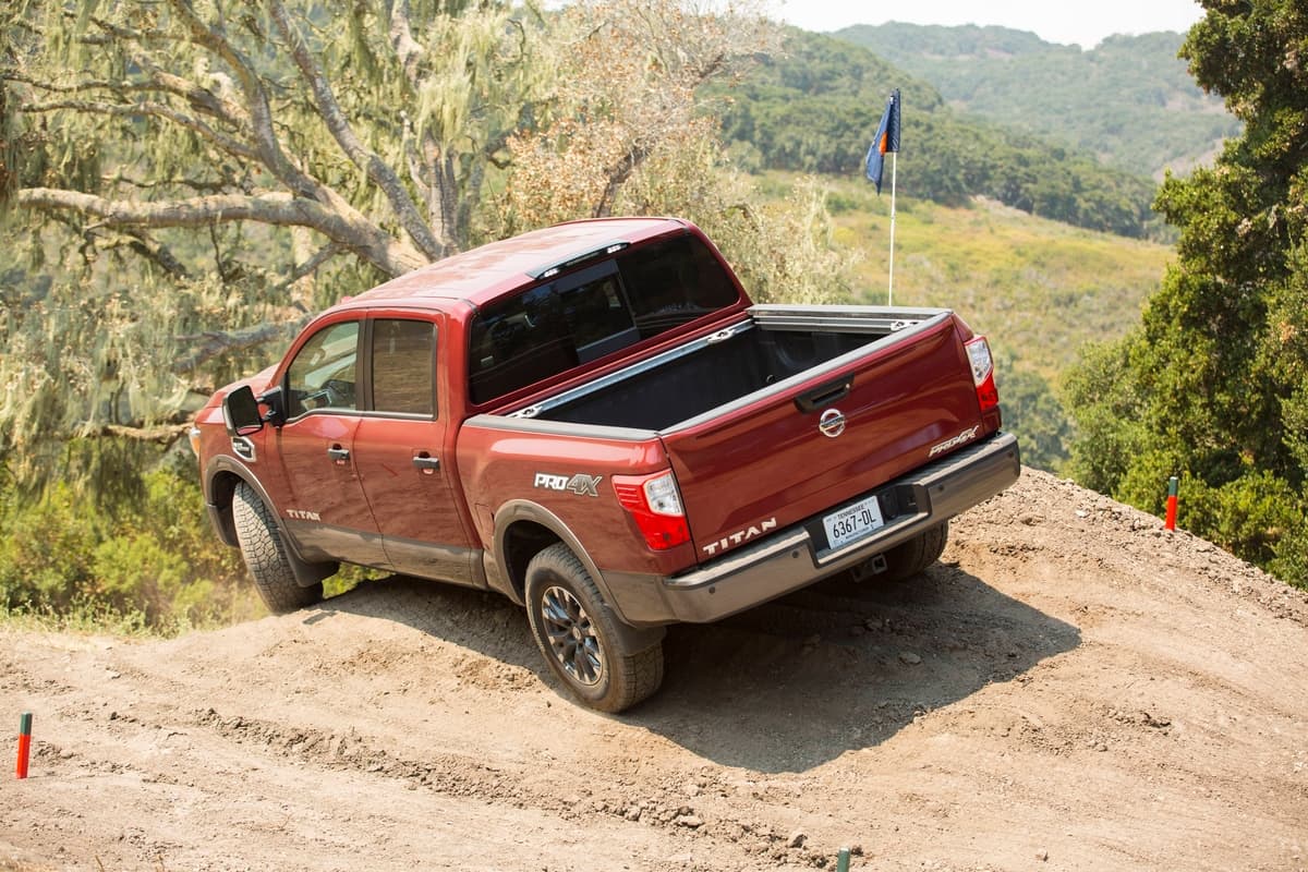 La Titan tiene una capacidad de carga de hasta 9,300 libras en forma de trailer, según Nissan, además está equipada con un motor V8 a gasolina, de 5.6 litros, capaz de generar 390 caballos de fuerza. Su tracción puede ser tanto trasera como integral.