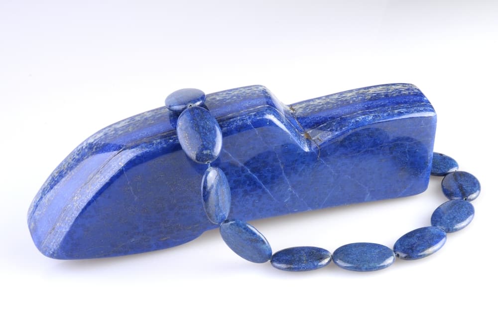El lapislázuli es una gema semipreciosa que no sólo luce genial para joyas y accesorios, sino que es otra piedra con bastantes propiedades de purificación y positivismo en el esoterismo. Aprendamos de qué manera nos puede ayudar.