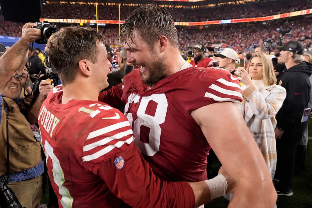 El mariscal de campo de los 49ers de San Francisco, Brock Purdy, izquierda, celebra al tackle ofensivo Colton McKivitz (68) después del partido de fútbol americano de la NFL por el campeonato de la NFC contra los Detroit Lions en Santa Clara, California, el domingo 28 de enero de 2024. (Foto AP/Mark J. Terrill)