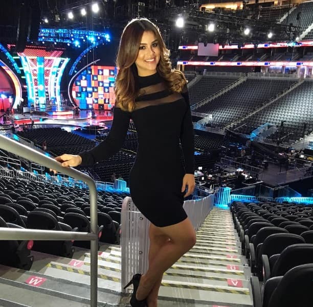 Clarissa no aguantó de tomarse una foto dentro de la arena, con este atuendo en negro que la hizo ver espectacular.