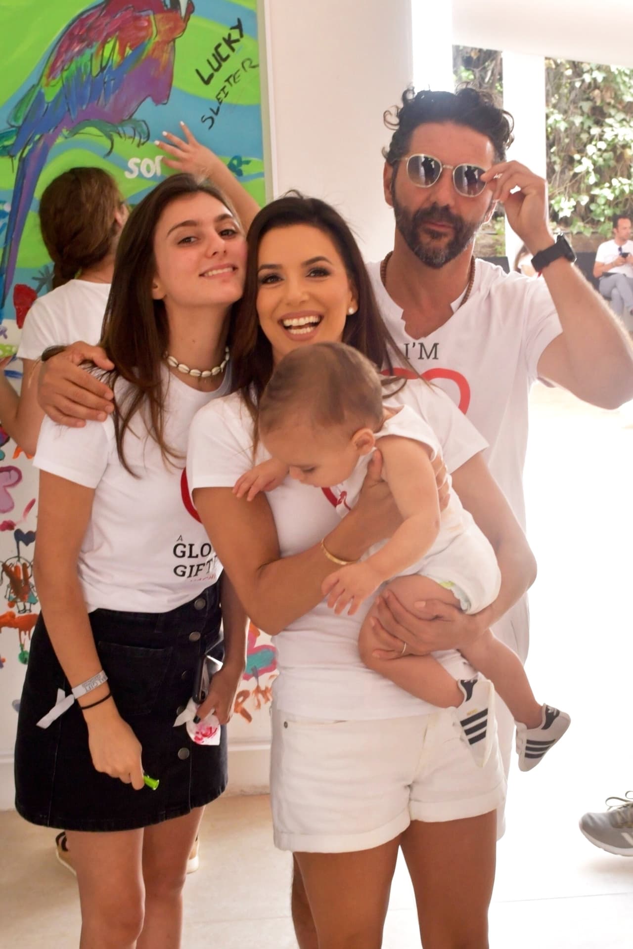 La jovencita, de 24 años, publicó una fotografía junto a su prometido mostrando su anillo de compromiso y escribió: 
<b>"Para siempre con Yugui"</b>.
<br>