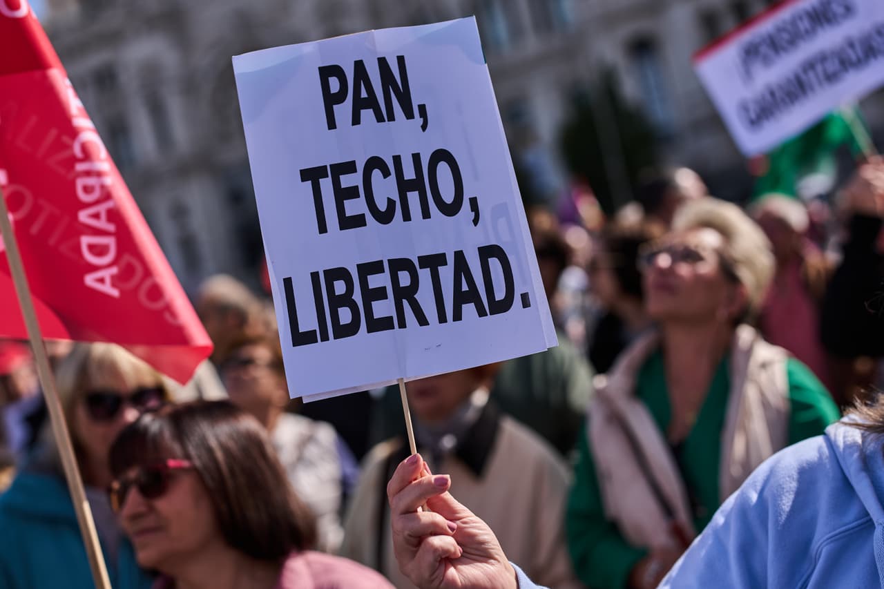 Pensionistas marchan para defender sus derechos de jubilación con una pancarta que dice, en español, "Pan, techo, libertad", en Madrid, España, el sábado 24 de octubre de 2026.