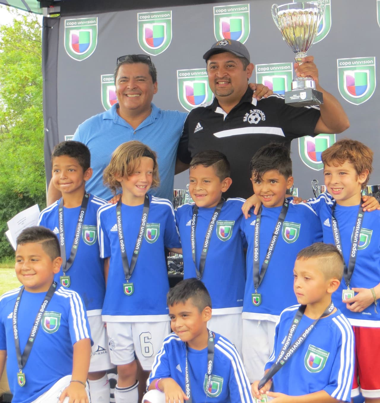 Estos fueron los campeones del primer día del torneo Copa Univision Chicago 2015 y así festejaron.