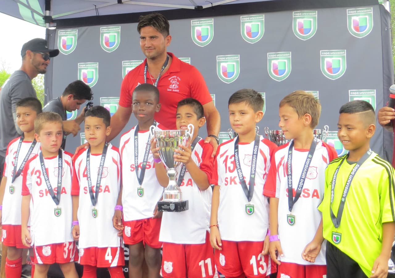 Estos fueron los campeones del primer día del torneo Copa Univision Chicago 2015 y así festejaron.