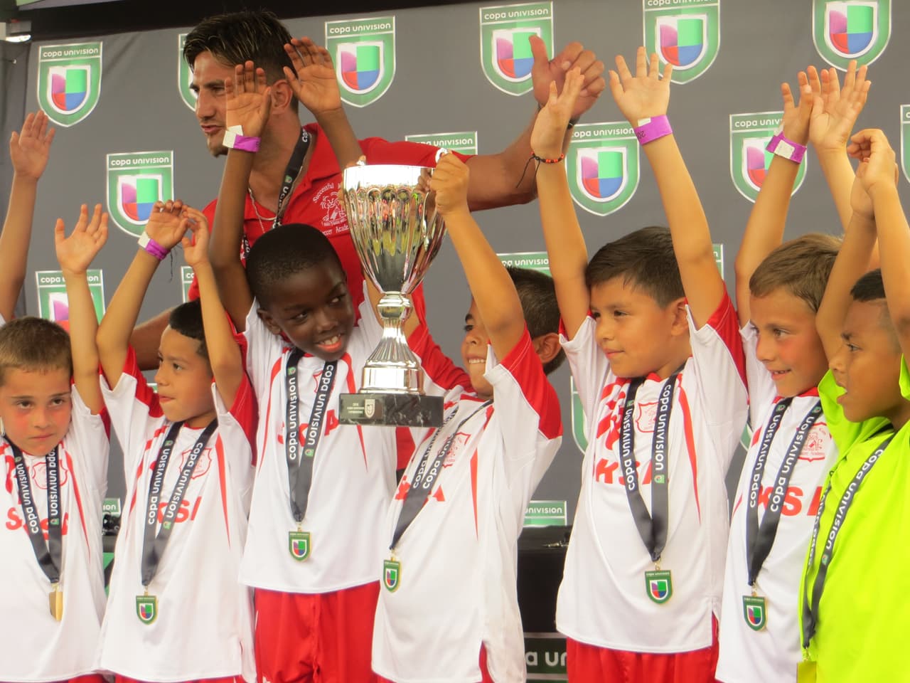 Estos fueron los campeones del primer día del torneo Copa Univision Chicago 2015 y así festejaron.