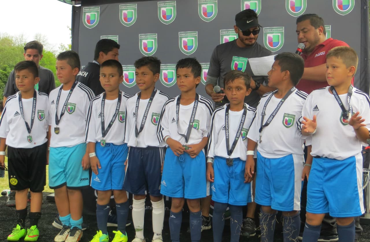Estos fueron los campeones del primer día del torneo Copa Univision Chicago 2015 y así festejaron.